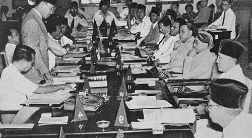 Hasil sidang ppki tanggal 18 agustus 1945, antara lain menetapkan bahwa untuk sementara waktu, presiden akan dibantu oleh..